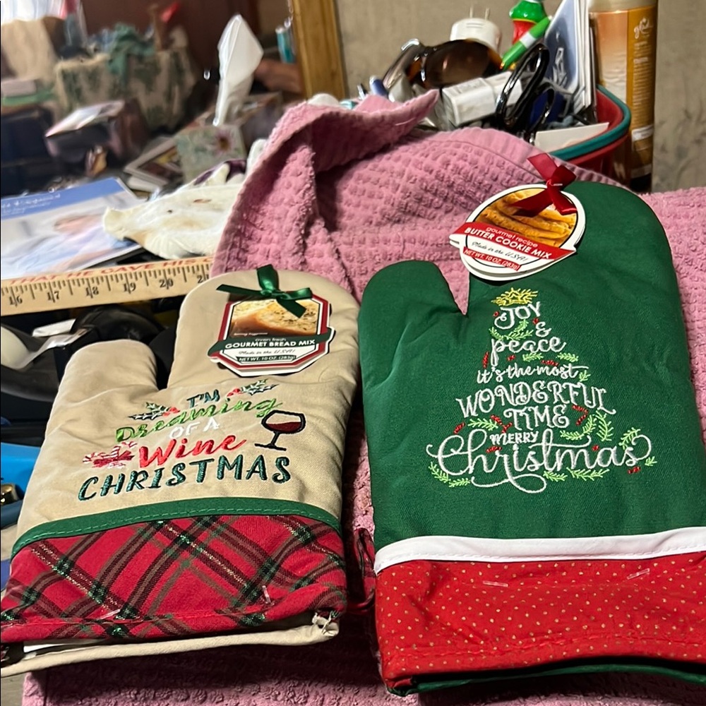 Christmas Oven Mitt Set with Festive Designs with cookie and bread mix